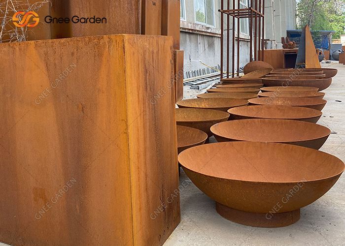 Foyer courbé en acier Corten