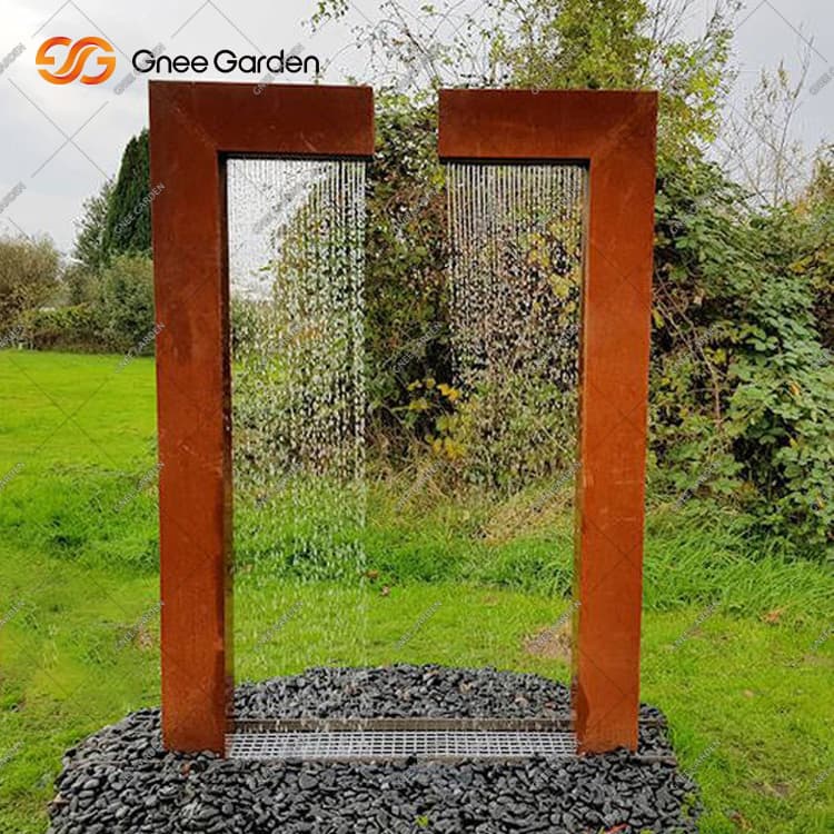 Fontaine d'eau en acier Corten pour balcon urbain