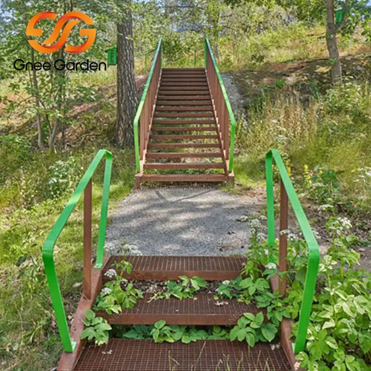 Escaliers de jardin en acier patiné rouillé